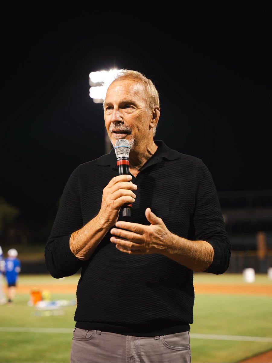 KevinCostnerper's tweet photo. It was a great honor to attend BLW’s Opening Day and to have the opportunity to introduce the 1st Annual BLW Field of Dreams Movie Night at @scottsdalestadium. https://t.co/XjbLI78jHg