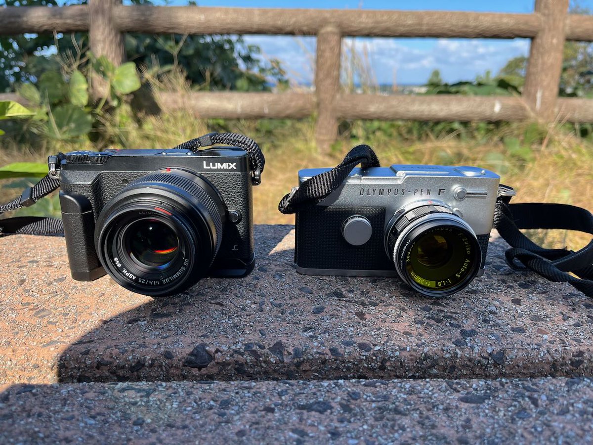 lc575able's tweet image. 昨日は晴れて気持ちの良い天気でした。鳥取市湖山池の青島に行ってきました。

手前が湖山池、奥は日本海、右手は鳥取空港です。

野の花にミツバチが止まっています。

デジカメはLumix GX-7mk II、フィルムカメラはOlympus Pen-FTです。
#Lumix  #Olympus #湖山池