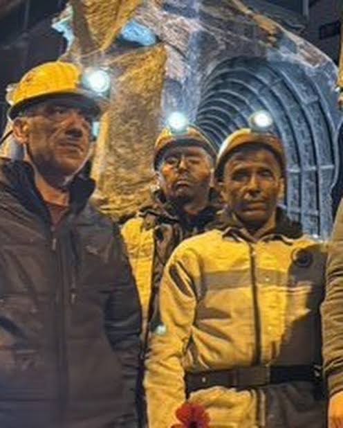 Aynı sahneleri Antakya’da da yaşadık AFAD ve Akut yetkililerinin “buraya giremeyiz” dediği yerlere o asgari ücretli gariban madenciler girdi.. #Gebze de ki çöken binaya uyuşuk 650 Personelin yerine 10 madenci müdahale etseydi şuan anne babada yaşıyordu, çocuklarda..

#Enkaz