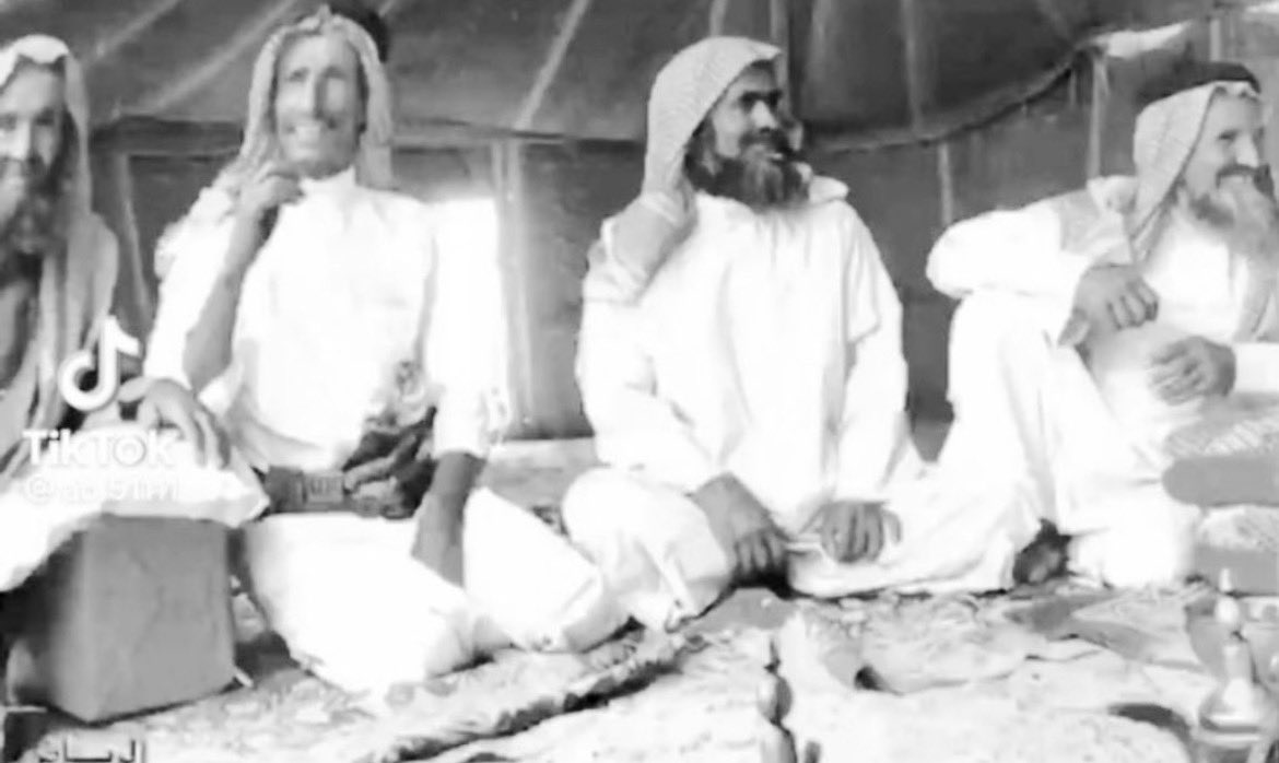 مجالس الشيبان روس الرجاجيل
تزيدنا حكمة و طيب و ذرابة

في شورهم تلقى الصعيبة تساهيل
وفي عجّة الأفكار مثل السحابة

ولاهي مهونة فالشباب المشاكيل
تلقى بعضهم شايبٍ في شبابه