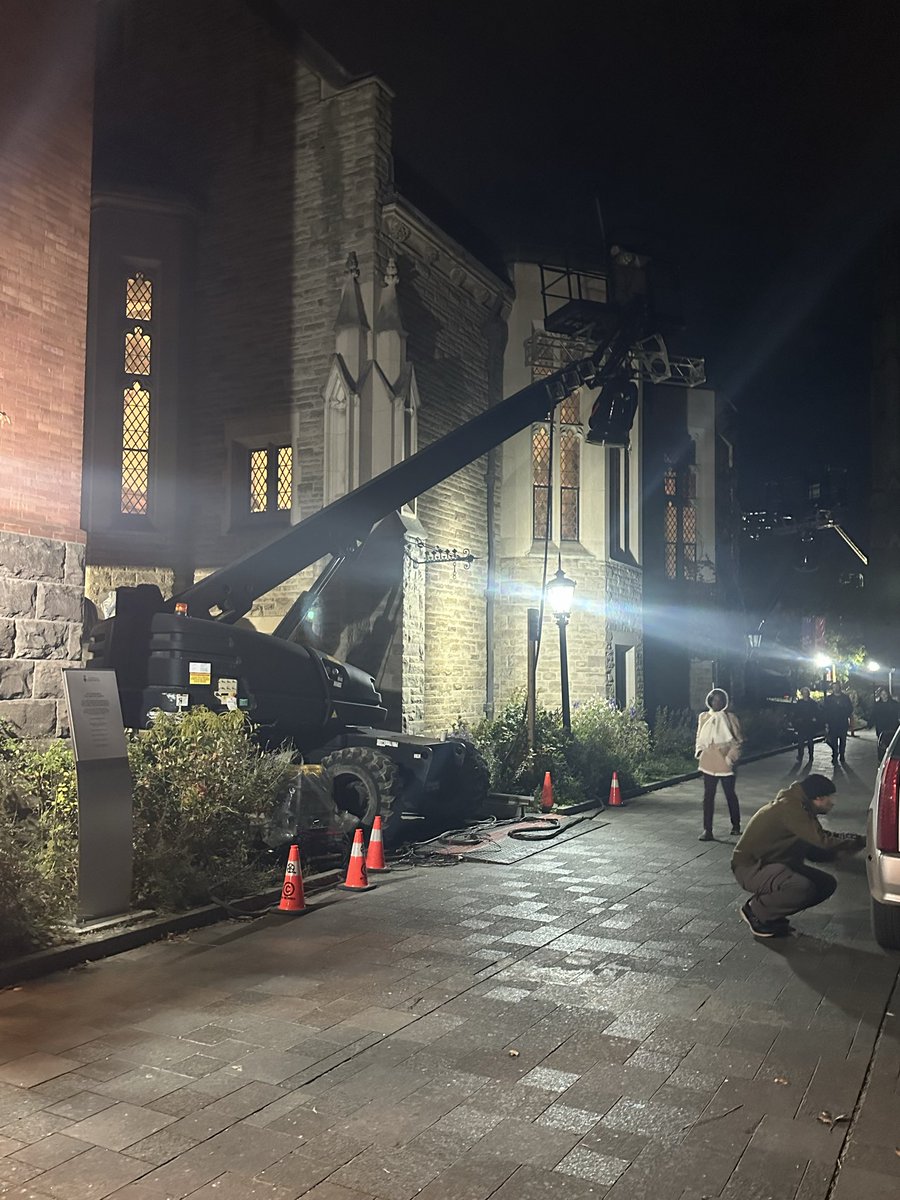 MellieLangie's tweet image. They are filming in an alley of Towers road on the campus
