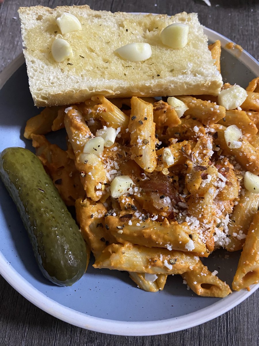 mikev527's tweet image. #PennyÀlaVodka 🍝#GarlicBread 🧄

#GoLeafsGo  
#LeafsForever 

#GoJaysGo 
#BlueJays  
#WantItAll 
#LightsUpLetsGo 
🏒⚾️🤞🔥