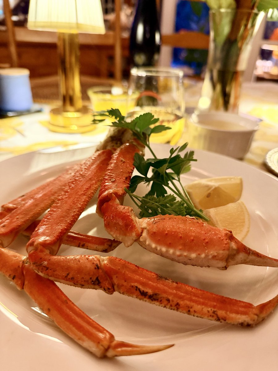 Amazing snow crab and fresh oysters (not pictured) from <a href="/SupremeLobster/">Supreme Lobster</a>  🦀