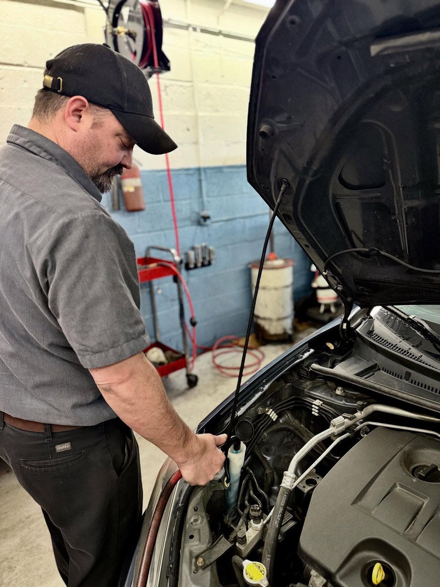 FranksService's tweet image. At Frank’s Servicenter, we make staying on top of maintenance easy and stress-free. Our certified technicians treat your car like it’s their own so you can drive with confidence every mile! #autorepair #automaintenance