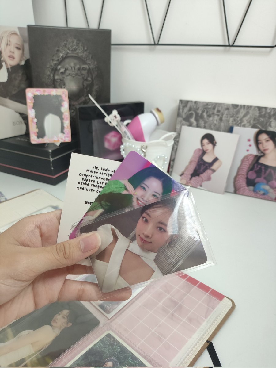 Dominickk145's tweet photo. Feedback SUPER POSITIVO para @melitradess!!🍥Me vendeu minha maior PRIO da Dahyun!🍧Amei muito, veio um brinde e tudo muito bem embalado!! 💕 https://t.co/GWM4GO5mTK
