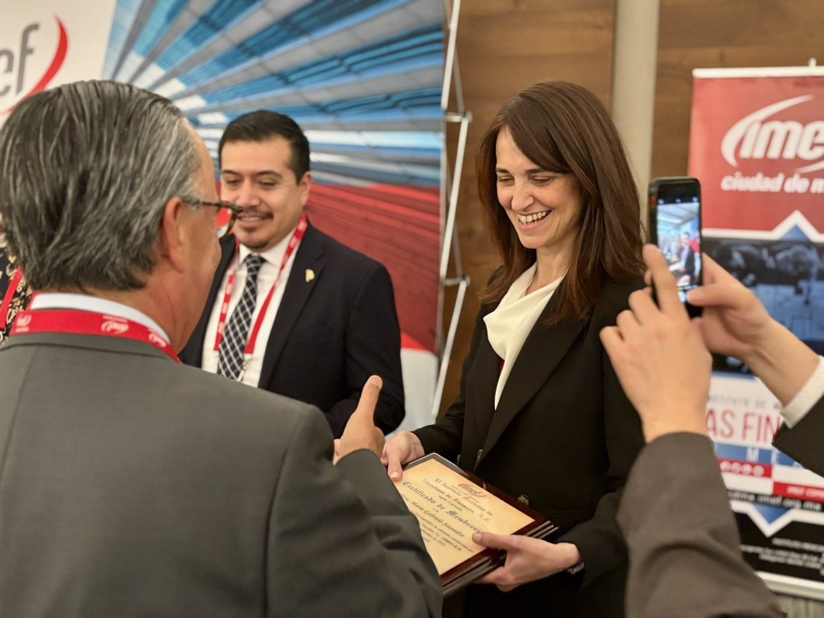 La Sesión Comida de octubre fue muy especial ✨

Gran charla sobre IA, trece nuevos asociados y honores a socios que han dejado un legado en el IMEF.

Sin duda, una sesión más que interesante 🤔