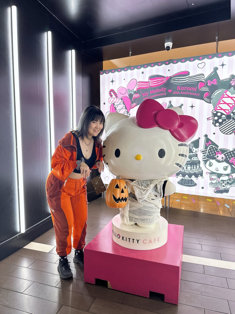 베가스 헬로키티 카페 다녀옴! 할로윈이라 미이라 키티..! 저는 인간 할로윈 .. ㅋㅋㅋㅋㅋ
