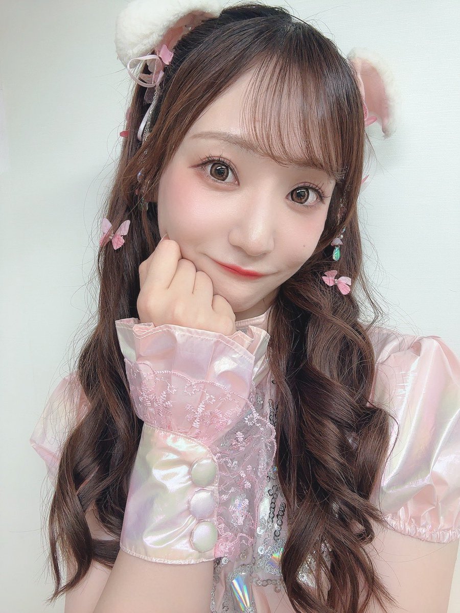 みんなおはよ！♡

何度も寝て起きてしてたんだけどね！
どっかのアリーナでLIVEする夢見たのー！✨
花道が2つあって、その花道で私はゆうちゃんの隣で一緒にサインボール投げてた！
しかもファンの人の背中に激突させてた！🤣

現実になるかな～🎀

午後からもがんばろうね(ㅅ´꒳` )