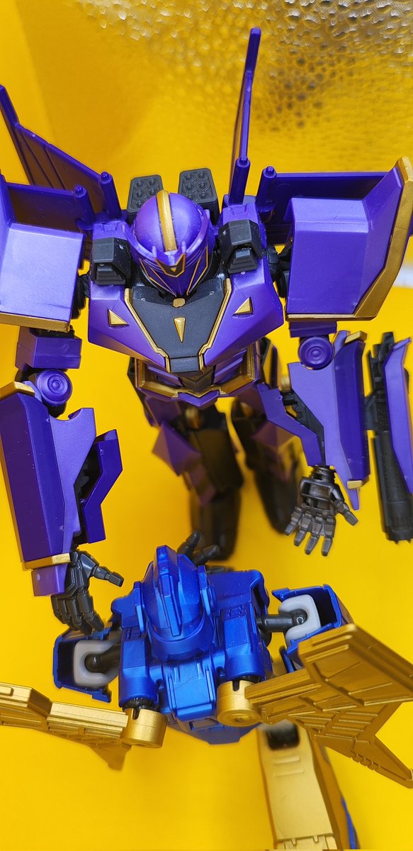 Soprano_Kitty's tweet photo. Sesión curiosa, hoy tocó JoJos y TF Prime, pero aún así salió esto ¿Cómo se llama esta ship? ¿#megasen? https://t.co/8nPBV04Vli