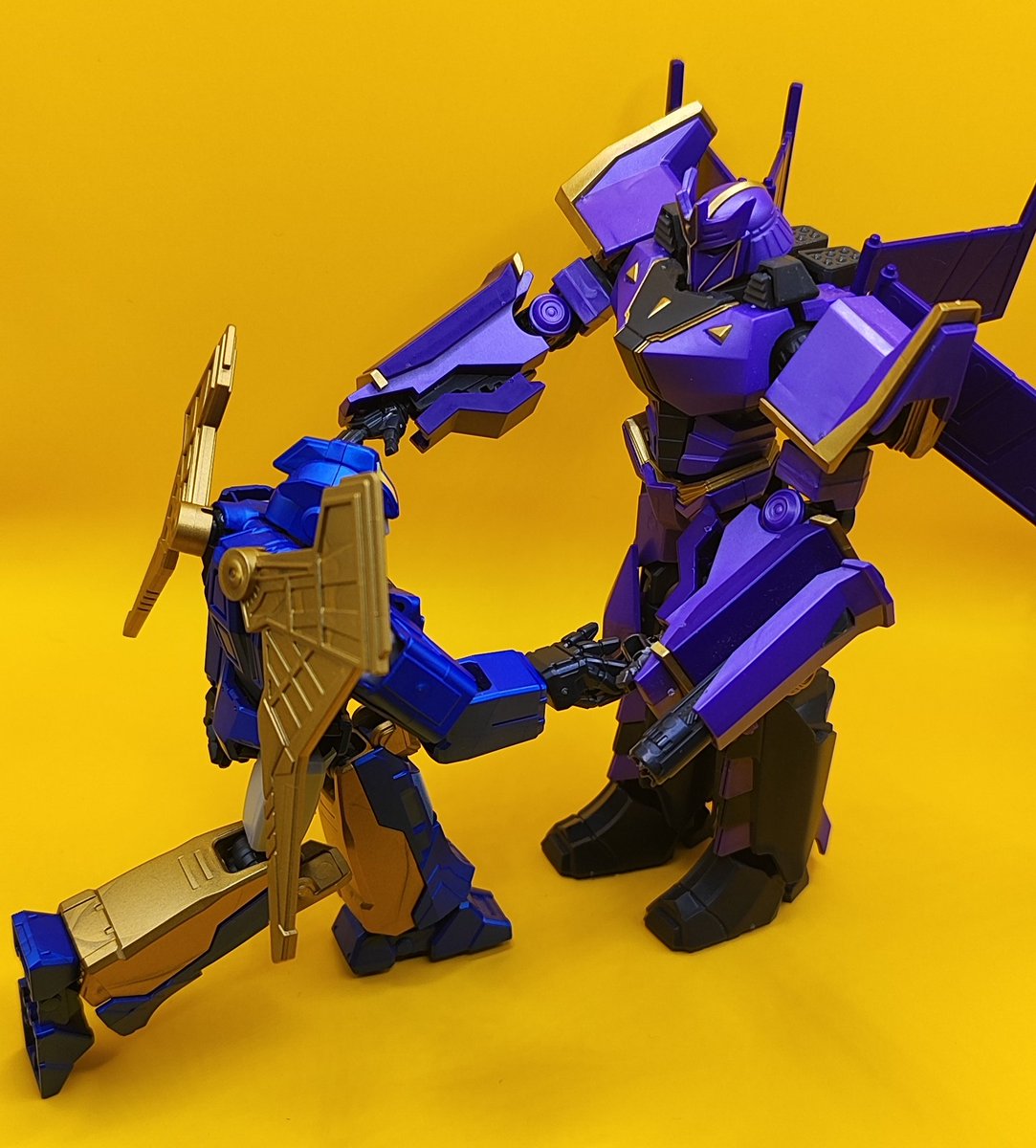 Soprano_Kitty's tweet photo. Sesión curiosa, hoy tocó JoJos y TF Prime, pero aún así salió esto ¿Cómo se llama esta ship? ¿#megasen? https://t.co/8nPBV04Vli