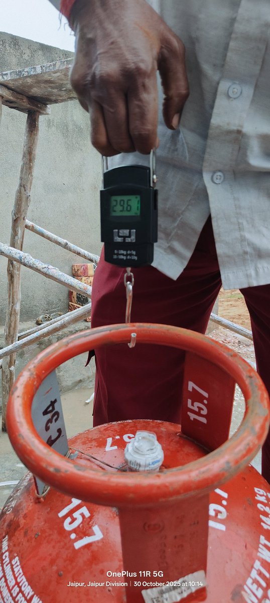 YouthUnityPower's tweet photo. @IndianOilcl के सिलेंडर विक्रेता द्वारा गैंस सिलेंडर डिलेवरी करते समय जब गैंस  सिलेंडर का वजन करवाया तो 6-7 सिलेंडरो में 200 से 500 ग्राम गैस कम पाई गई। यह सरासर ग्राहकों के साथ धोखाधड़ी है उक्त एजेंसी के खिलाफ सख्त कार्रवाई करने की आवश्यकता है।
@MoPNG_eSeva https://t.co/RTIfUD1YTk