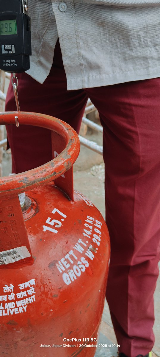 YouthUnityPower's tweet photo. @IndianOilcl के सिलेंडर विक्रेता द्वारा गैंस सिलेंडर डिलेवरी करते समय जब गैंस  सिलेंडर का वजन करवाया तो 6-7 सिलेंडरो में 200 से 500 ग्राम गैस कम पाई गई। यह सरासर ग्राहकों के साथ धोखाधड़ी है उक्त एजेंसी के खिलाफ सख्त कार्रवाई करने की आवश्यकता है।
@MoPNG_eSeva https://t.co/RTIfUD1YTk