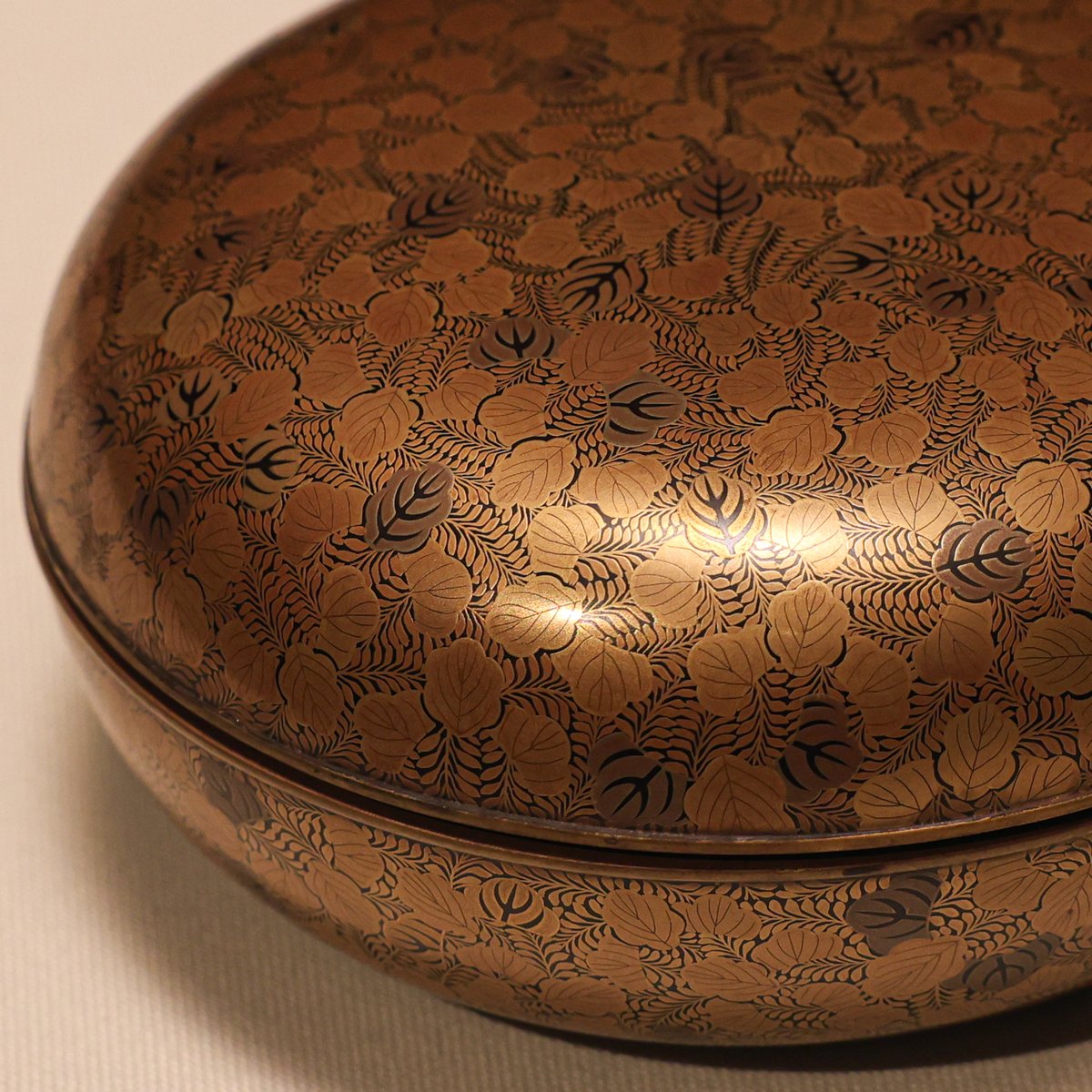 食籠(じきろう)とは食物を入れる容器です。本作品のような小型の食籠は