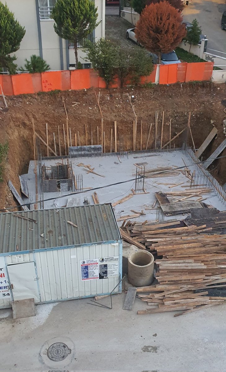 #Gebze bu bizim evin önünde başlayan yeni inşaat, ortasındaki çubuklar da kolon.