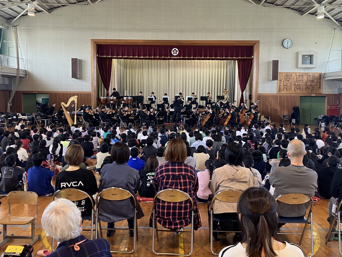 〈舞台芸術等総合支援事業〉学校巡回公演、本日はお魚のまち焼津市立東益津小学校での本公演です。
今年度の後半最後の曲目は管弦楽の醍醐味が味わえる大迫力の《木星》でした。
児童代表の方の挨拶にもあった通り、皆で水筒を掲げた《シャンパンの歌》でのカンパイ！、楽しかったですね！