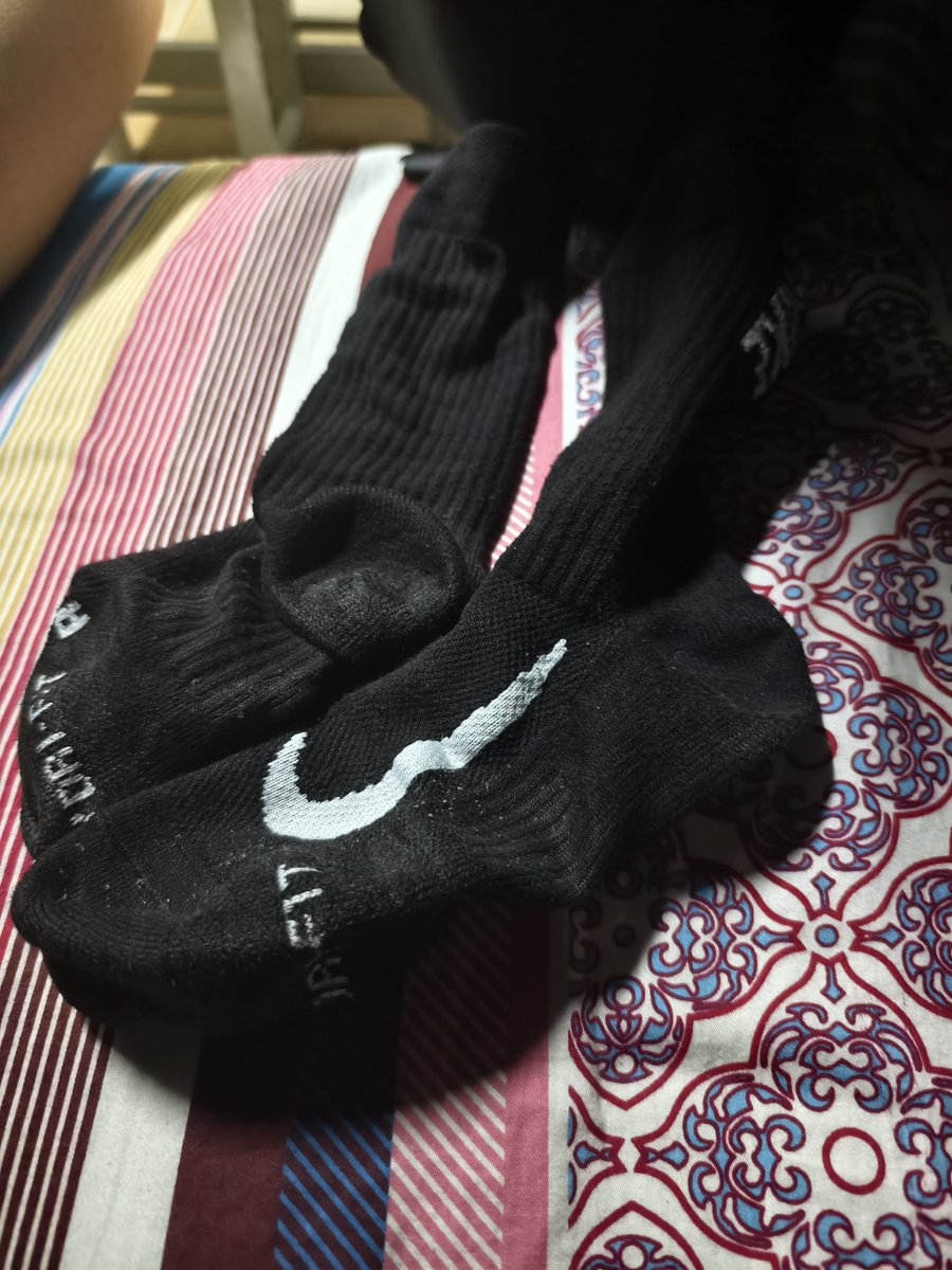 抽个臭黑袜吧，先提前预告一下，穿了3-4天，拿一下手上就沾味，艹，已经发白了，哪个骚狗想要就关注最近的内容吧