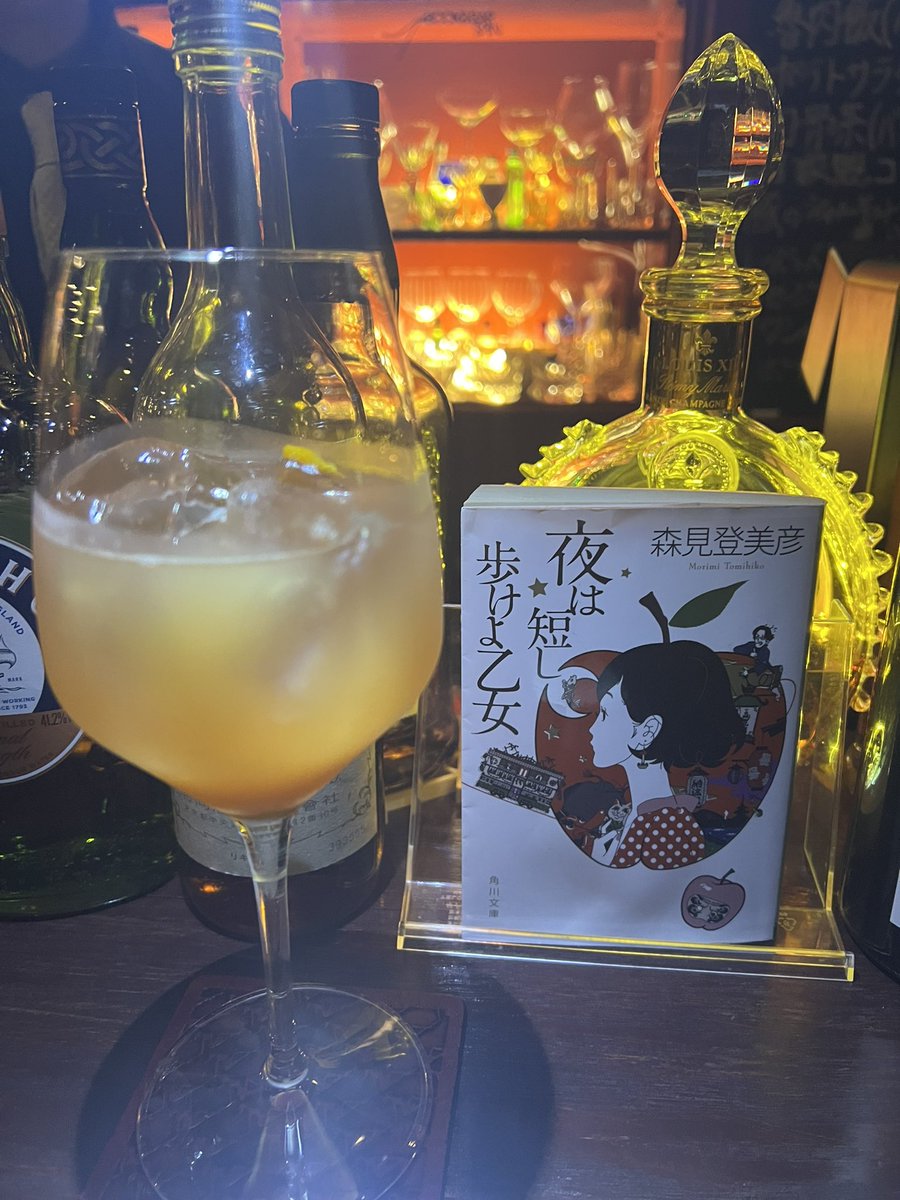 honwotsuzuru's tweet image. シネマスコーレ残すところ２回の上映‼️
本日も15:15〜『本を綴る』上映致します。
本のさんぱみちで出会いましBook&amp;amp;BAR
#SPIN の伊藤さん昼と夜の顔をお持ちで…
お店にある蔵書は、借りて帰れるとのこと
本を読みながら、本の話をしながら飲むお酒はお洒落でした。#シネマスコーレ  #Book&amp;amp;BAR