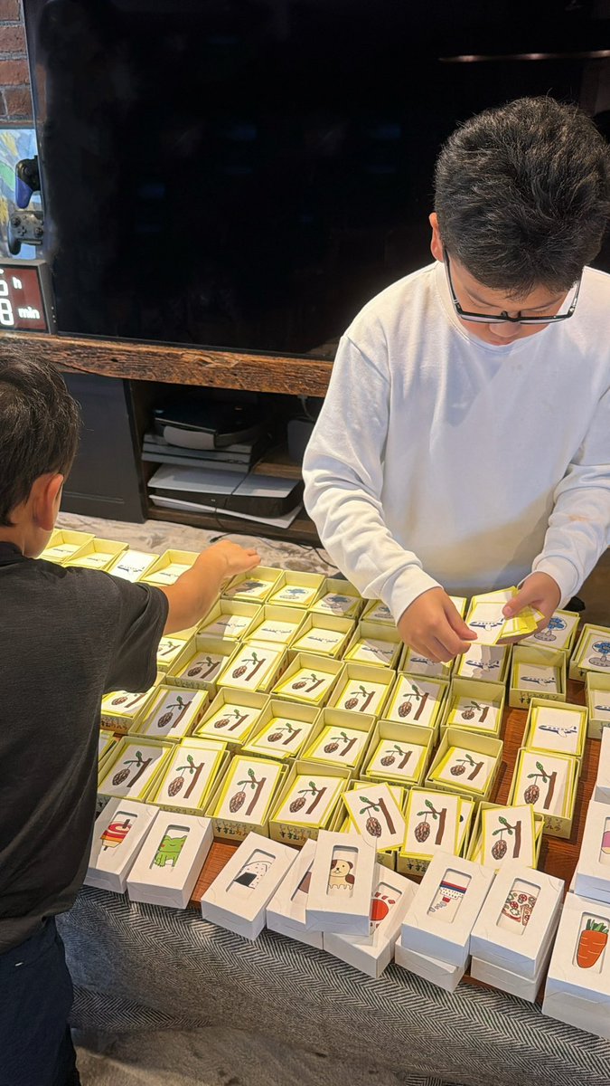 rinkengames's tweet photo. 箱詰め頑張ってます！#りんけんゲームズ　#ゲムマ2025秋 https://t.co/41YFXYnVrF