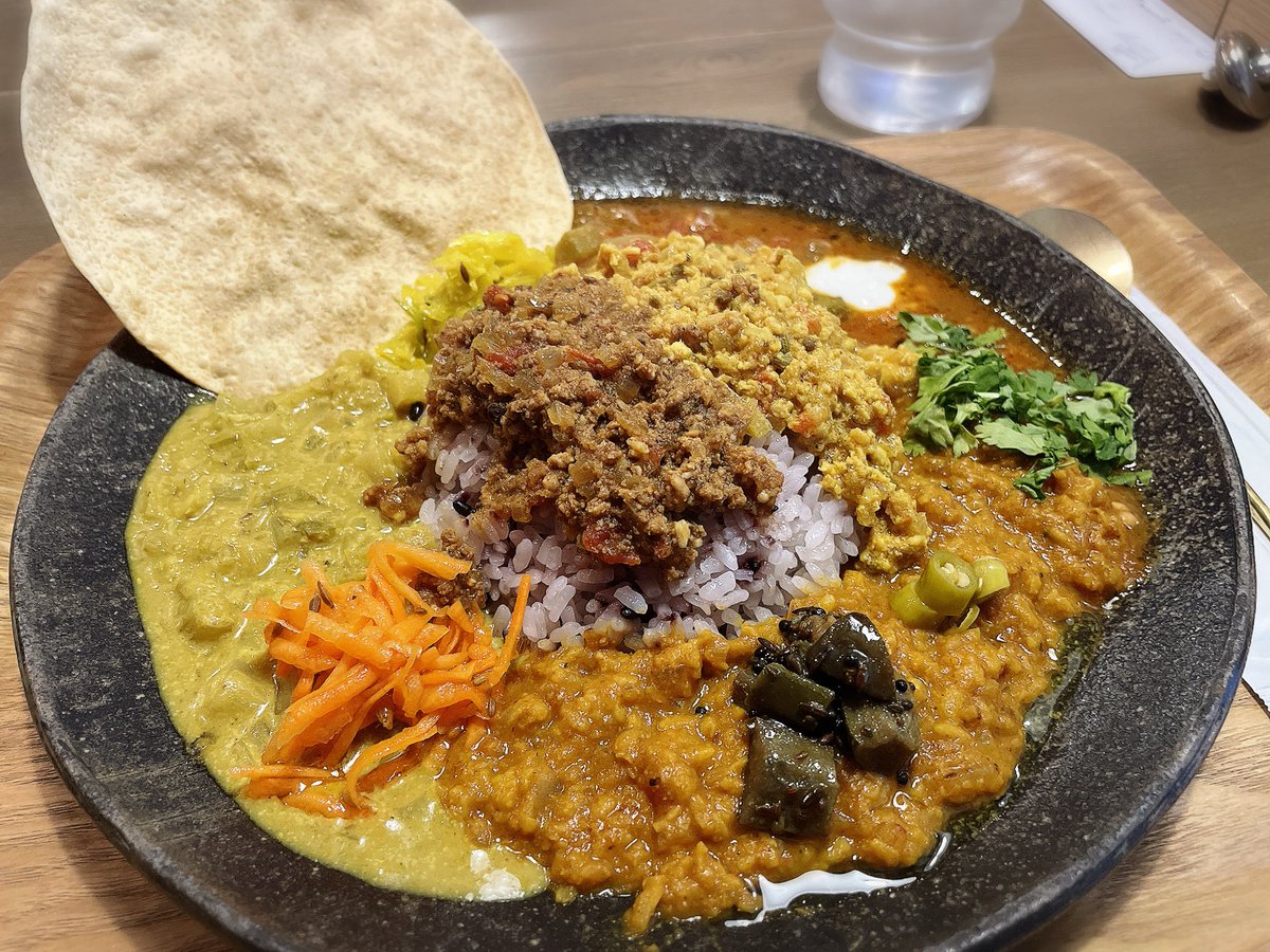 お昼ごはん
2種類のお肉のカレーと3種類の野菜のカレー😊
ずっと行きたかったお店、いろんな味が楽しめて美味しかった！