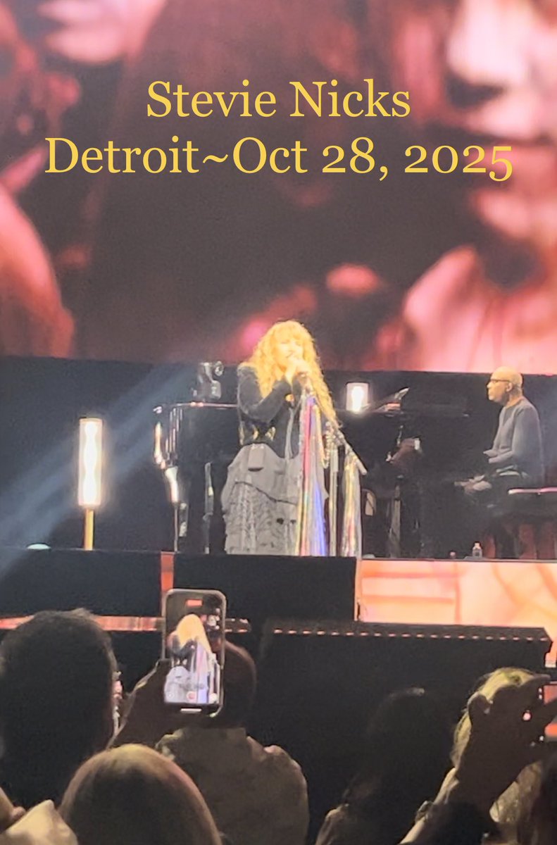 #StevieNicks  Amazing singer and songwriter. Her concert was one of the best. Hilarious to me that I first heard her voice while  listening to an 8-track tape of the now iconic Rumors album
