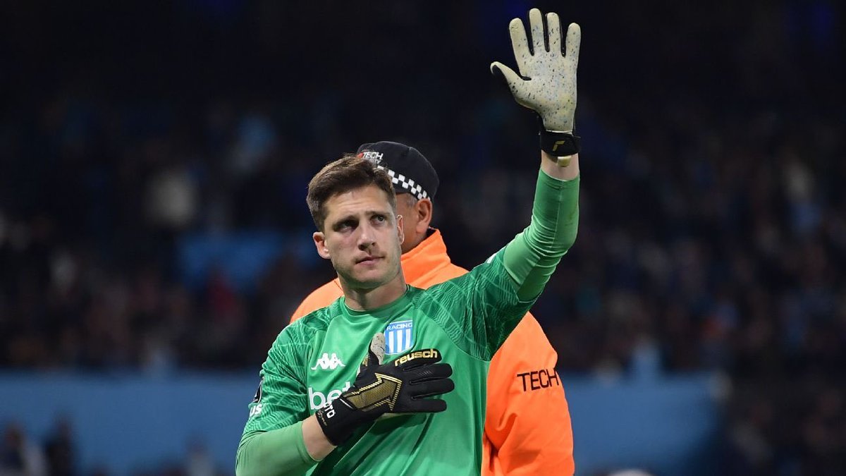 Que pedazo de arquero tenemos.

La figura de la serie.