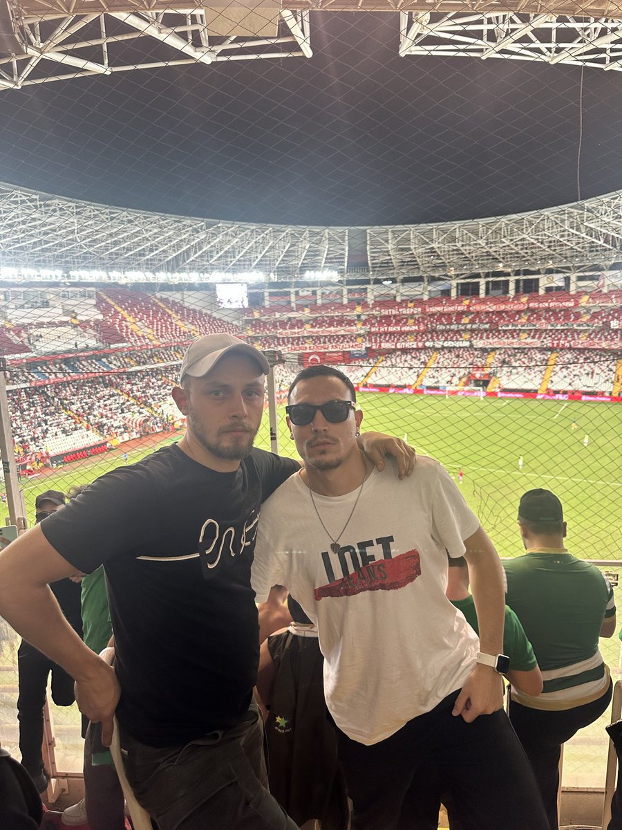 adasilkayy's tweet photo. Hiç bilmediğimiz şehirlerin sokaklarında 
@BursasporSk https://t.co/4OGiyyK8CV