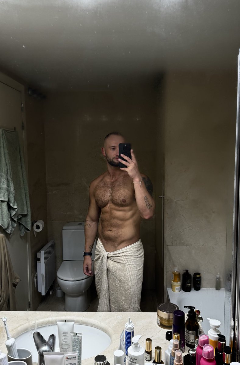 Bathroom mirror check in Barcelona 🇪🇸