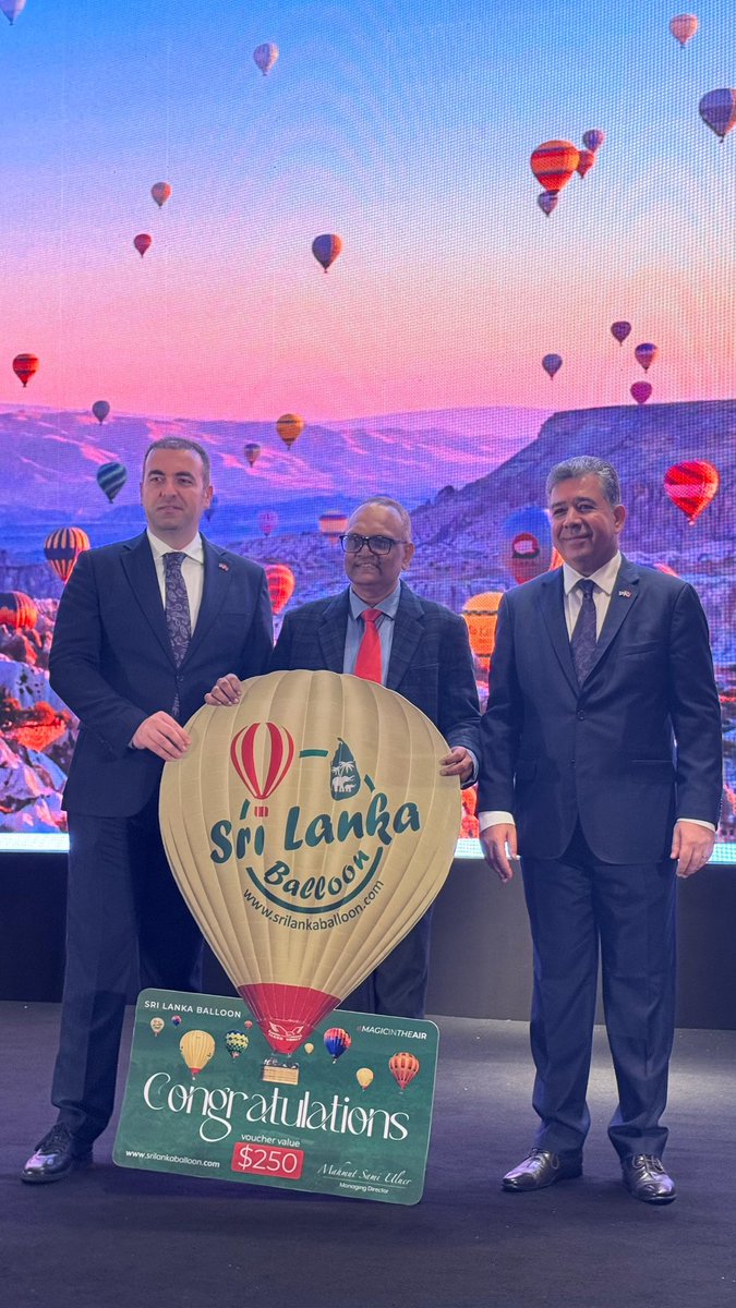 MahmutSamiUluer's tweet photo. Ana sponsoru @UluerGroup ve @LankaBallooning olan 29 Ekim Cumhuriyet Bayramı Resepsiyonu, T.C. Kolombo Büyükelçimiz Sn. Semih Lütfü Turgut’un ev sahipliğinde Shangri-La Hotel Colombo balo salonunda gerçekleştirildi. 🇹🇷✨

Kapadokya temalı resepsiyonda, Türkiye’yi ve Kapadokya’yı tanıtma fırsatı bulduk. Kapadokya’nın sıcak hava balonlarını ve Nevşehir üzümlerini tanıttığımız bu özel gecede, her yıl olduğu gibi bu yıl da davetliler arasında yapılan çekilişle 3 kişiye Sri Lanka’da balon uçuşu hediye ettik. 🎈

26 yaşımda kurduğum, yurt dışındaki ilk Türk balonculuk şirketi olan @LankaBallooning bugün 10 yaşında ve Güney Asya’nın en büyük balon şirketi konumuna ulaştı. 🧿