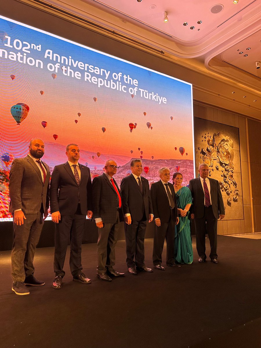 MahmutSamiUluer's tweet photo. Ana sponsoru @UluerGroup ve @LankaBallooning olan 29 Ekim Cumhuriyet Bayramı Resepsiyonu, T.C. Kolombo Büyükelçimiz Sn. Semih Lütfü Turgut’un ev sahipliğinde Shangri-La Hotel Colombo balo salonunda gerçekleştirildi. 🇹🇷✨

Kapadokya temalı resepsiyonda, Türkiye’yi ve Kapadokya’yı tanıtma fırsatı bulduk. Kapadokya’nın sıcak hava balonlarını ve Nevşehir üzümlerini tanıttığımız bu özel gecede, her yıl olduğu gibi bu yıl da davetliler arasında yapılan çekilişle 3 kişiye Sri Lanka’da balon uçuşu hediye ettik. 🎈

26 yaşımda kurduğum, yurt dışındaki ilk Türk balonculuk şirketi olan @LankaBallooning bugün 10 yaşında ve Güney Asya’nın en büyük balon şirketi konumuna ulaştı. 🧿