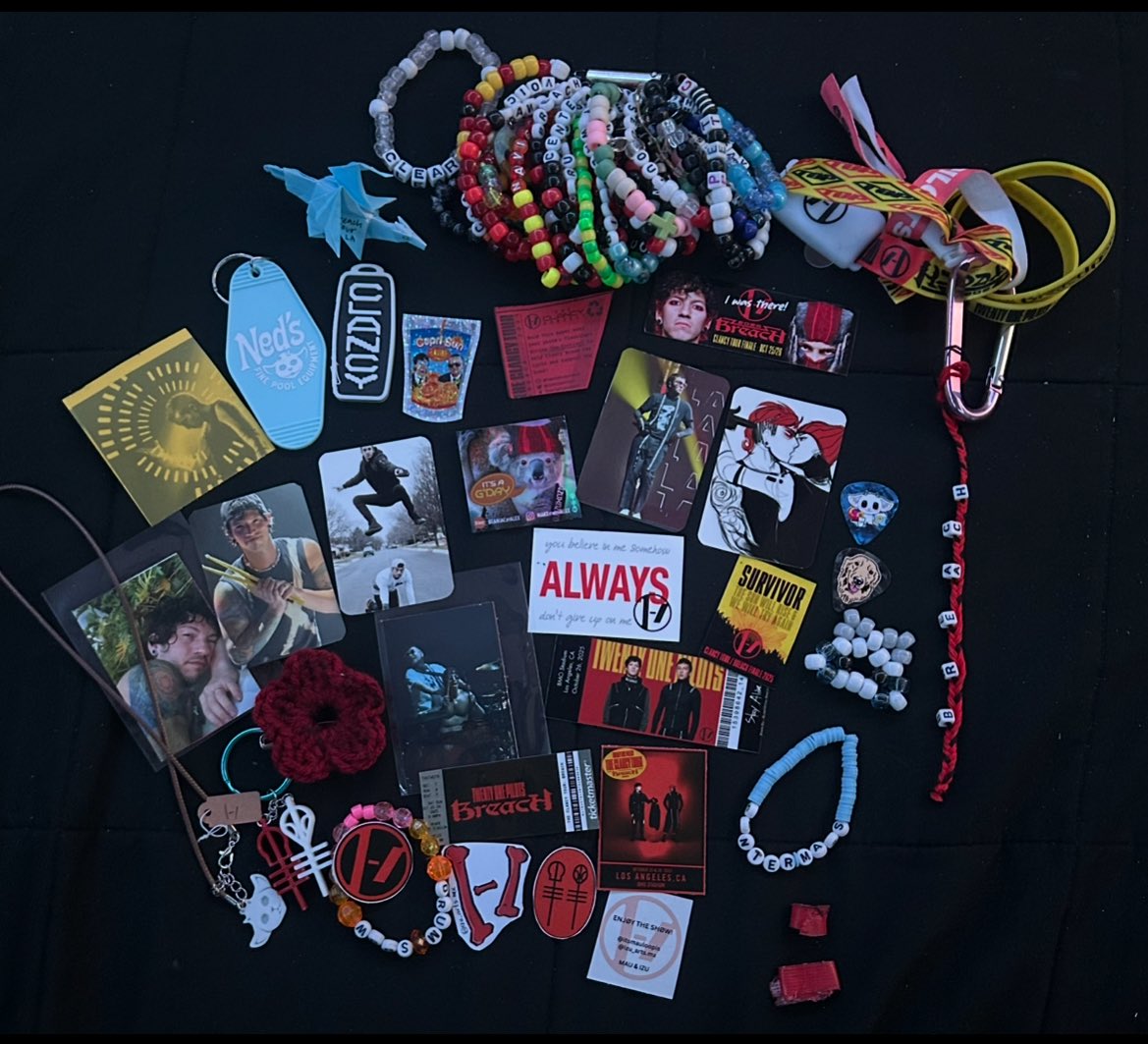 D0WNSTAIRZCULT's tweet photo. all the stuff i got from #breachLAN2 alone 🥹 i love this community 🤞❤️ https://t.co/zLPwdzqi0g