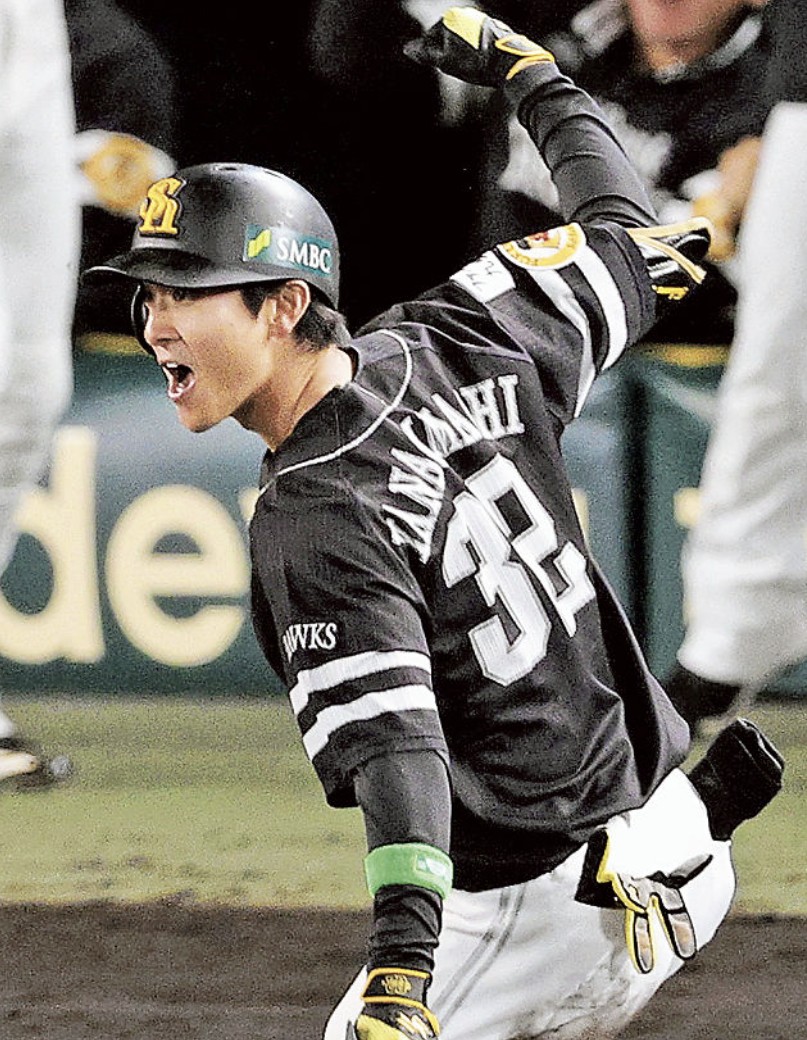 kABxauG2A55jPr4's tweet photo. 甲子園ではコカ・コーラやエンクレストのスポンサーワッペンが無いシンプルなユニフォームのホークス🦅

柳町選手だけ？
「ファイト！九州」のワッペンが
右袖に貼られてる😂 https://t.co/Bkd2WH4oSz