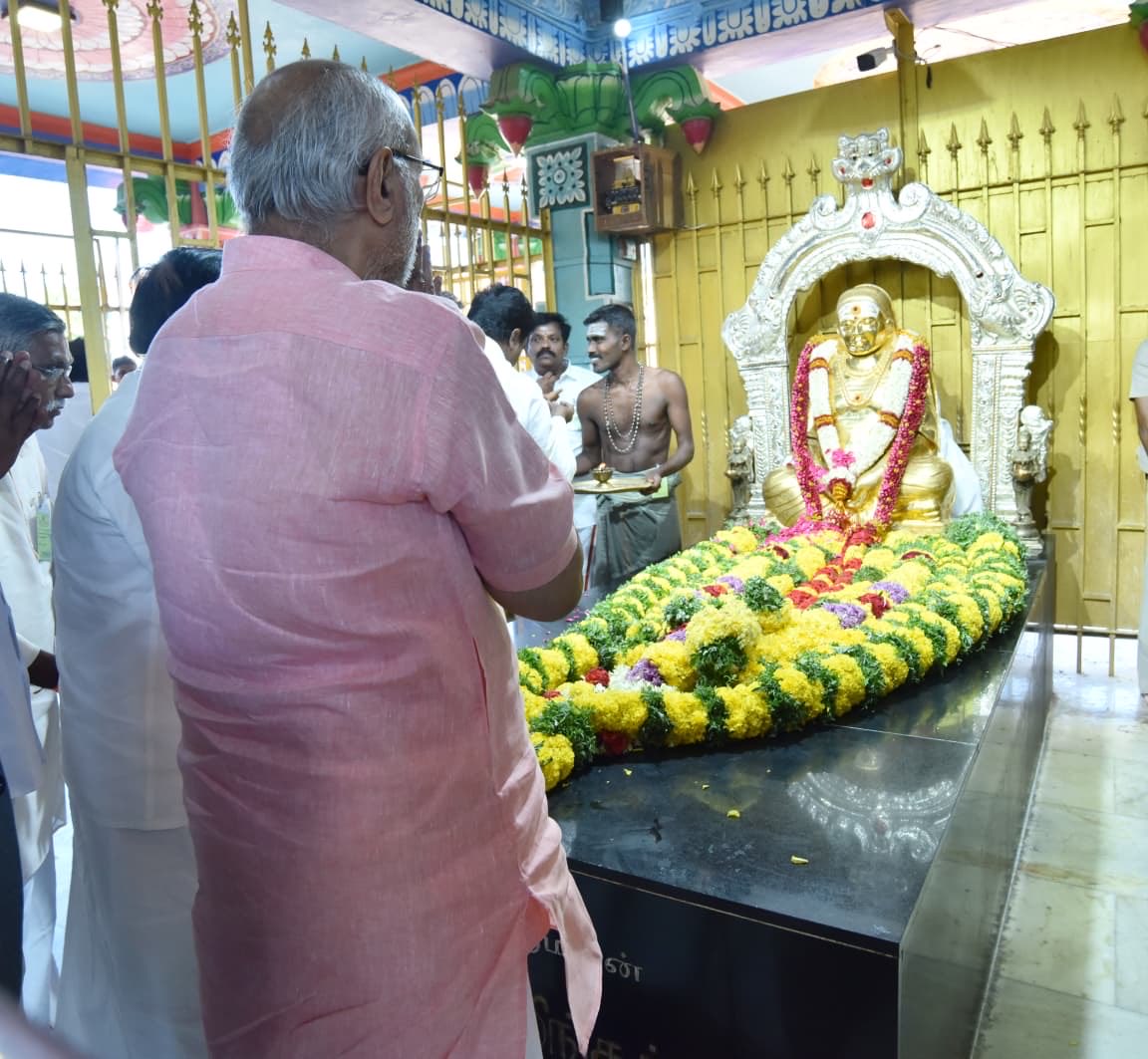 CPR_VP's tweet photo. தேசியத்தையும் தெய்வீகத்தையும் தனது இரு கண்களாக பாவித்து , ஏற்றத்தாழ்வுகளற்ற சமுதாயம் படைக்க தம் வாழ்நாள் முழுவதும் பாடுபட்ட மனிதநேயர் தெய்வத்திருமகனார் பசும்பொன் முத்துராமலிங்கத் தேவர் அவர்களின் பிறந்தநாள் மற்றும் குருபூஜை நாளில், ஐயா அவர்களின் வீரத்தையும் , தியாகத்தையும் போற்றி வணங்குகின்றேன்.

ஐயாவின் நினைவிடத்தில் இன்று எனது மரியாதையை செலுத்தினேன்.