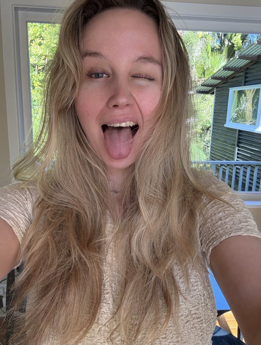 blondiewithfuzz's tweet image. Do I look like this emoji: 😜 ??