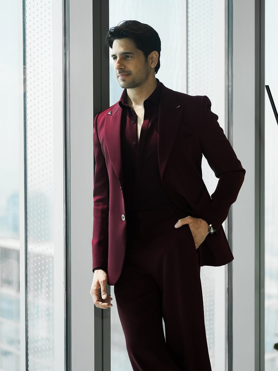 NaturallySree's tweet photo. #SidharthMalhotra 💟
New images from a recent event https://t.co/TVfrgOk7xF