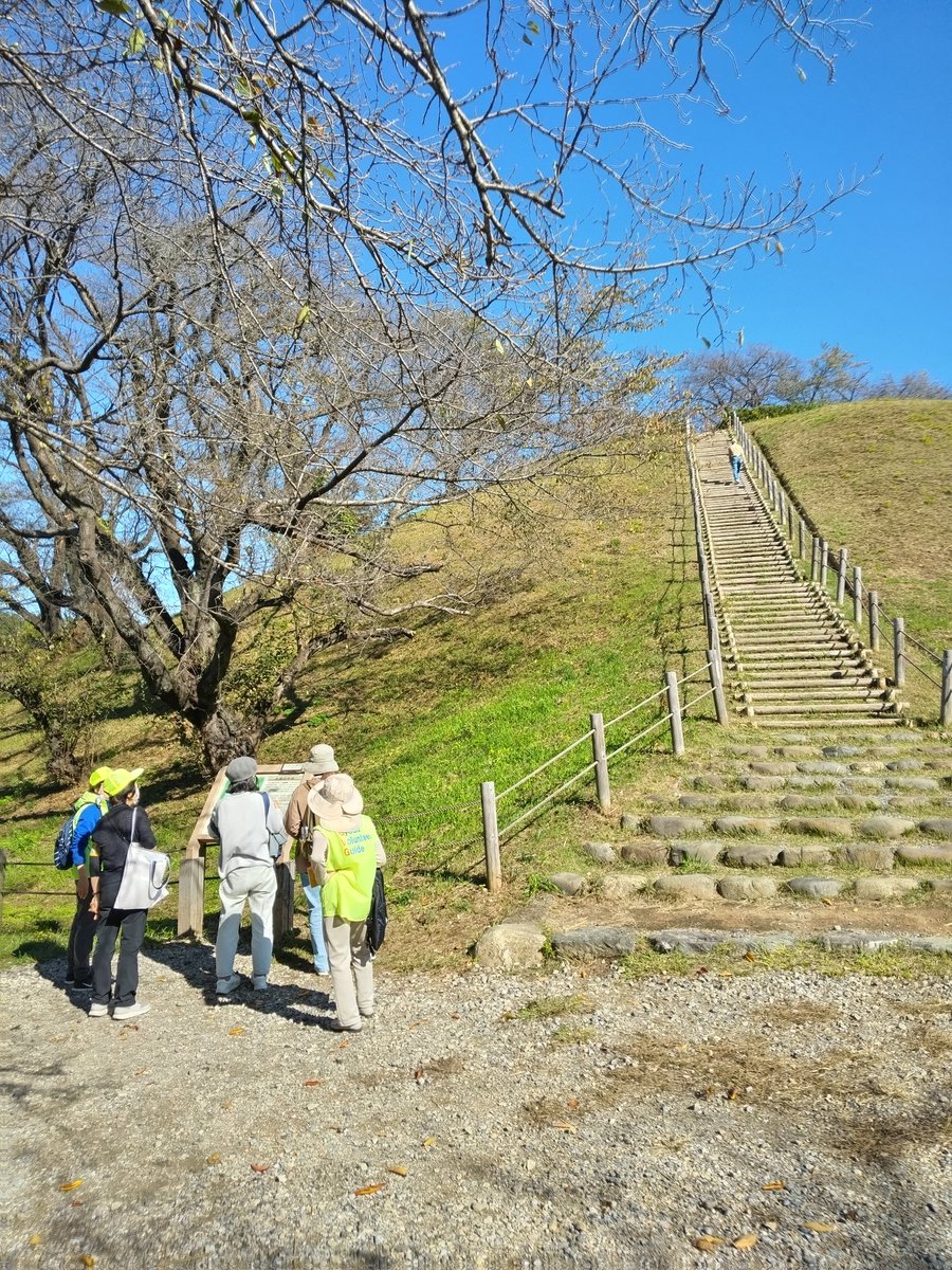 gvg7148's tweet photo. 行田のガイドの範囲は広い。見どころ満載なんです。(登れる)古墳-古代蓮の里の田んぼアート(話題の鬼滅の刃)-バスターミナル(甲冑コスチューム)忍城(鯉にエサやり)花手水(うんちく)蔵(再活用)お客様から驚きの声“行田はすごいデスね😃”しかし町の人の反応は薄い。これだけの観光資源を利用できる町🤗 https://t.co/ps0CILJY26