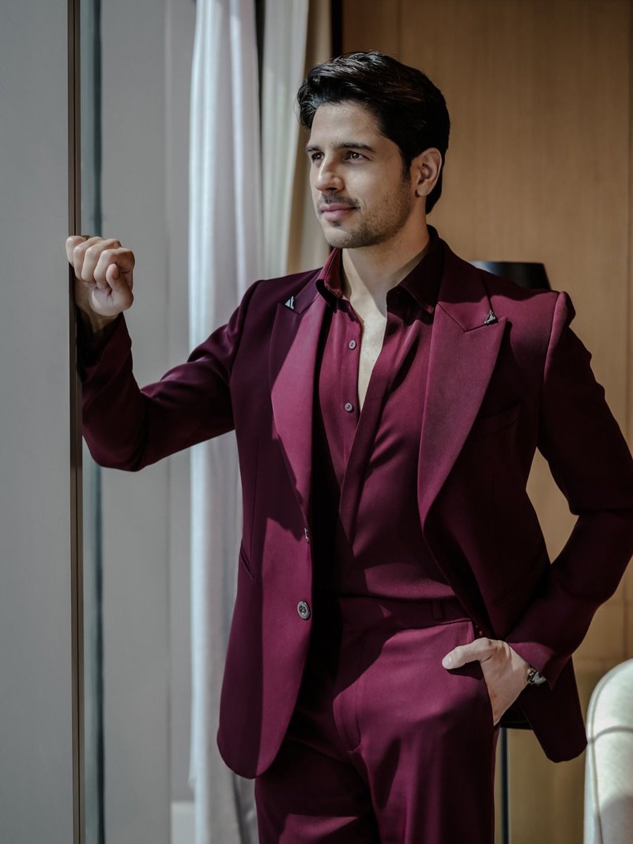 NaturallySree's tweet photo. #SidharthMalhotra 💟
New images from a recent event https://t.co/TVfrgOk7xF