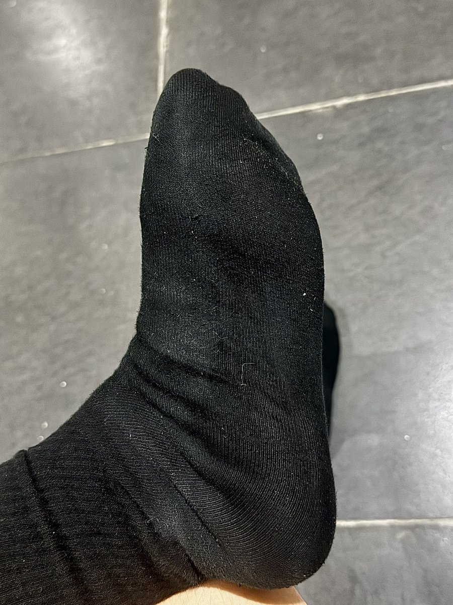 zzzi991's tweet photo. 健身完脚底出了好多汗，需要个贱狗把老子脚用嘴吸干净 #黑袜S #熊 #粗腿 #黑袜臭脚 #熊狒 #袜奴 https://t.co/8JNqCCWlcL