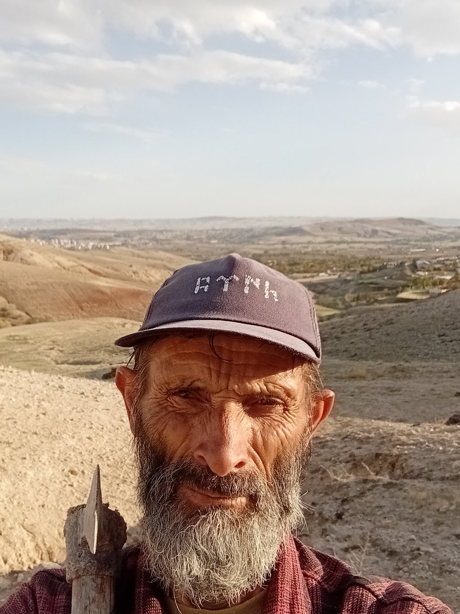 3-Eyşioğlu derki adımız anılmaz oldu
Dağ daş ova hep sığınmacı doldu
Nerde soysuz boysuz var bizi buldu
Melmekete ataş düşdü duydunmu

(sıvacı ağşık eyşioğlu müslüm çalı).