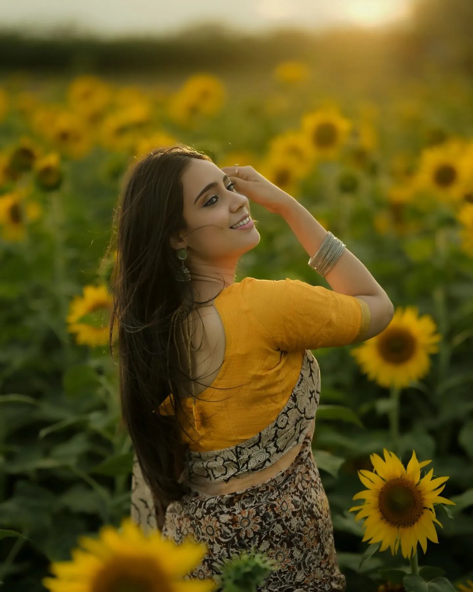manisha_mithra's tweet photo. Feeling myself. #sunflower #sunflowers #sunflower🌻 #natureismagic #naturelovers #sareelove #sareegirl #sareestyles #sareepose #sareetrends #sareemagic #sareelook #sareeflow #traditionallook😍 #traditionalgirl #duskybeauty #tamilponnu #nammaveetuponnu #thalaivarnirandharam https://t.co/nKt8CEbWy3