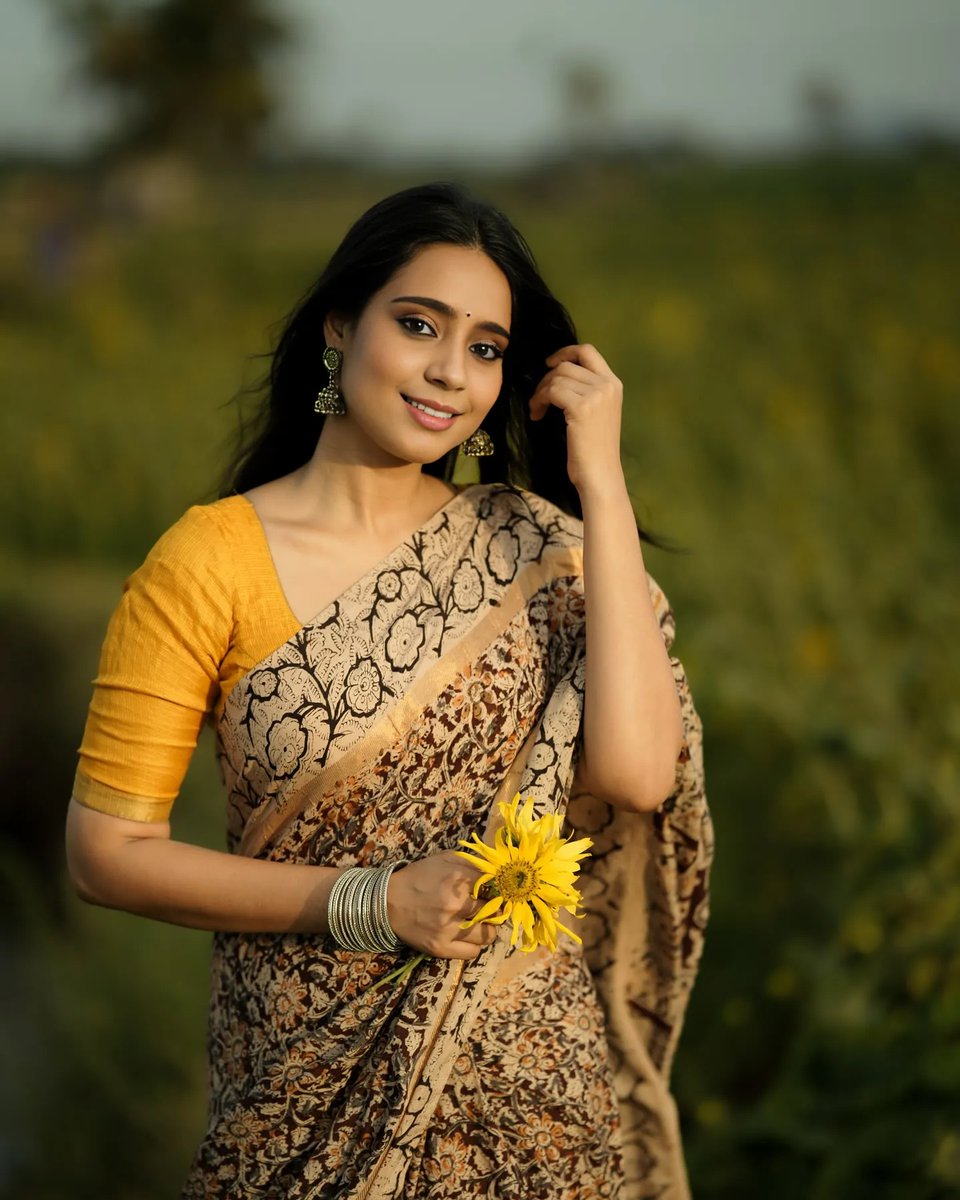 manisha_mithra's tweet photo. Feeling myself. #sunflower #sunflowers #sunflower🌻 #natureismagic #naturelovers #sareelove #sareegirl #sareestyles #sareepose #sareetrends #sareemagic #sareelook #sareeflow #traditionallook😍 #traditionalgirl #duskybeauty #tamilponnu #nammaveetuponnu #thalaivarnirandharam https://t.co/nKt8CEbWy3