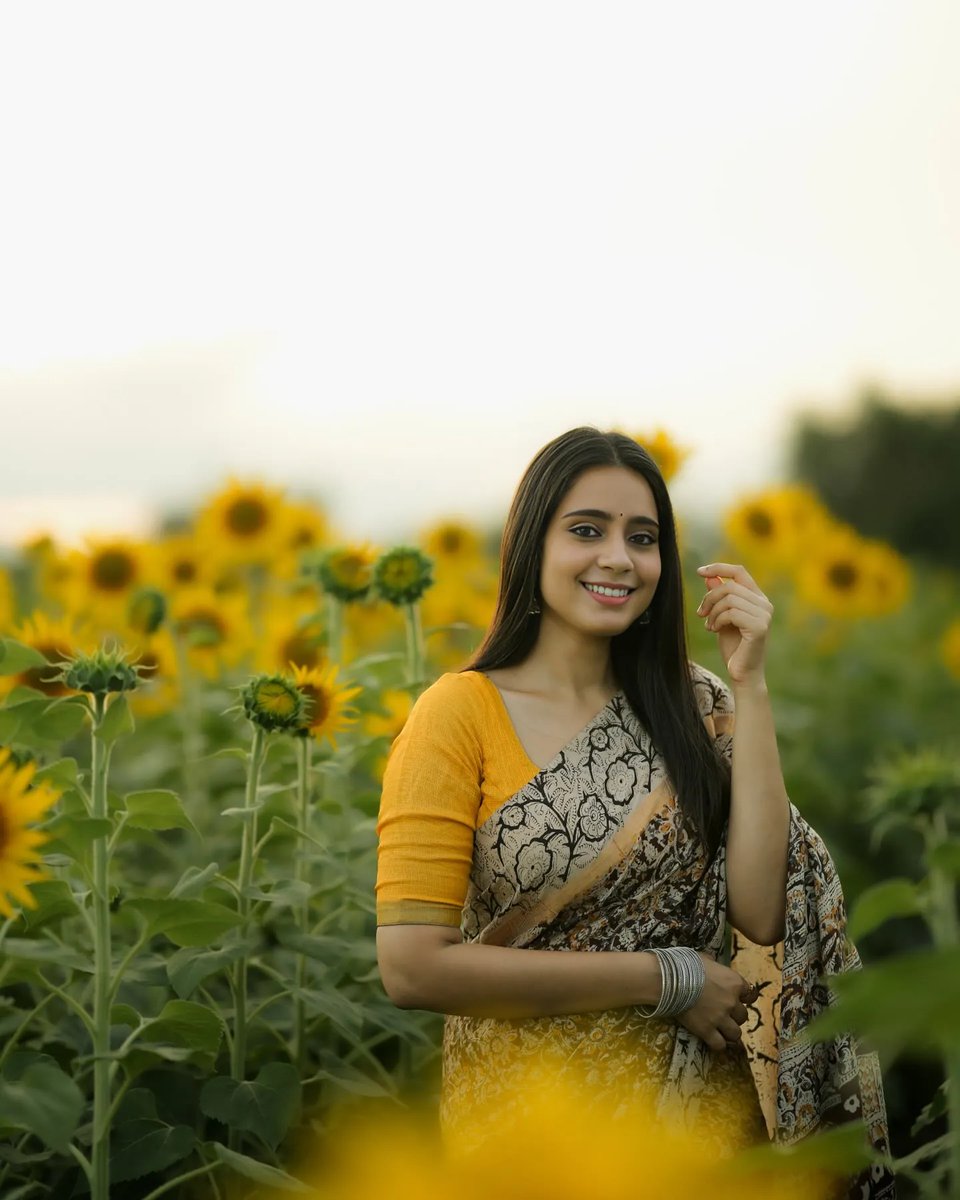 manisha_mithra's tweet photo. Feeling myself. #sunflower #sunflowers #sunflower🌻 #natureismagic #naturelovers #sareelove #sareegirl #sareestyles #sareepose #sareetrends #sareemagic #sareelook #sareeflow #traditionallook😍 #traditionalgirl #duskybeauty #tamilponnu #nammaveetuponnu #thalaivarnirandharam https://t.co/nKt8CEbWy3