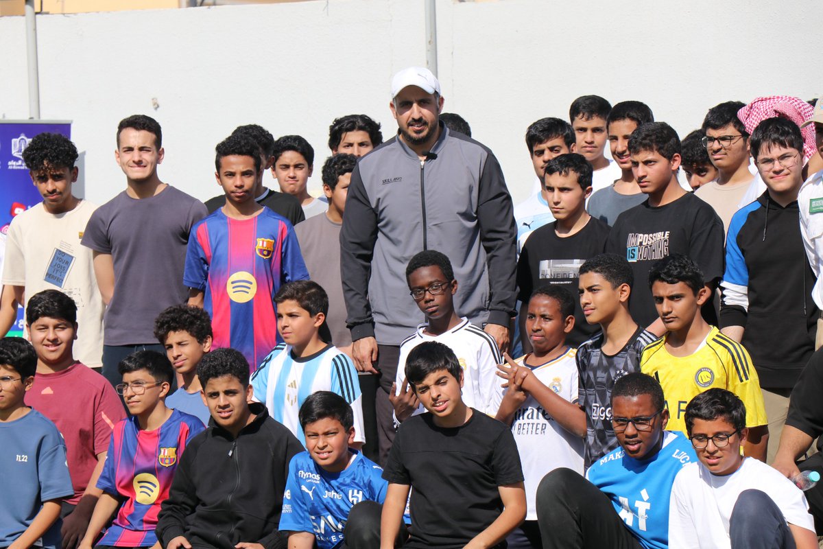 RowadBur's tweet image. أقامت مدارس الرواد الأهلية ببريدة تدريبات رياضية ضمن الأسبوع الرياضي من ملتقى الريادة الطلابي، بإشراف الكابتن إبراهيم الرشودي، وبمشاركة طلاب من ثانوية العبودي وثانوية القيروان.

شهد البرنامج تفاعلًا وحماسًا كبيرين من الطلاب، وفي ختام اليوم كرّمت إدارة المدرسة الكابتن إبراهيم…