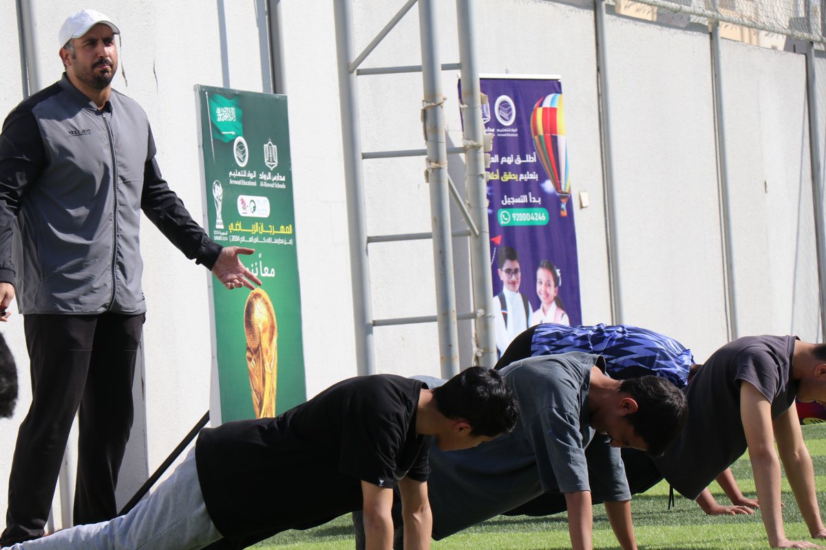 RowadBur's tweet image. أقامت مدارس الرواد الأهلية ببريدة تدريبات رياضية ضمن الأسبوع الرياضي من ملتقى الريادة الطلابي، بإشراف الكابتن إبراهيم الرشودي، وبمشاركة طلاب من ثانوية العبودي وثانوية القيروان.

شهد البرنامج تفاعلًا وحماسًا كبيرين من الطلاب، وفي ختام اليوم كرّمت إدارة المدرسة الكابتن إبراهيم…