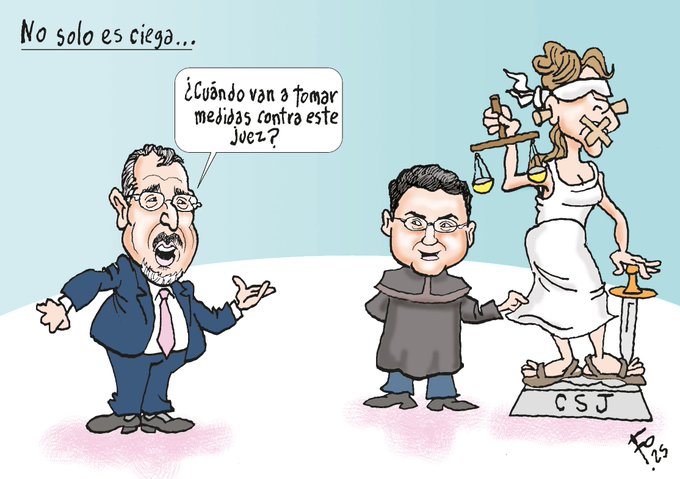 Caricature illustration shows two men in suits, one older with glasses gesturing with hand, the other shorter in judicial robes holding a gavel, positioned next to Lady Justice depicted as pregnant wearing a blindfold, white dress, holding scales in one hand and sword in the other, standing on a pedestal labeled CSJ, with blue background and speech bubbles containing Spanish text about blindness and taking measures against this judge.