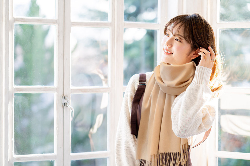 uv_labo's tweet photo. 朝晩の冷え込みが強くなってきましたね。
でも日中はまだ日差しがまぶしい11月。
そんなときは、さっと羽織れて紫外線も乾燥も防げる
【UVカットストール】がちょうどいい。
肌にやさしい素材で、毎日の外出を上品に。 https://t.co/1inqNQ0wLA