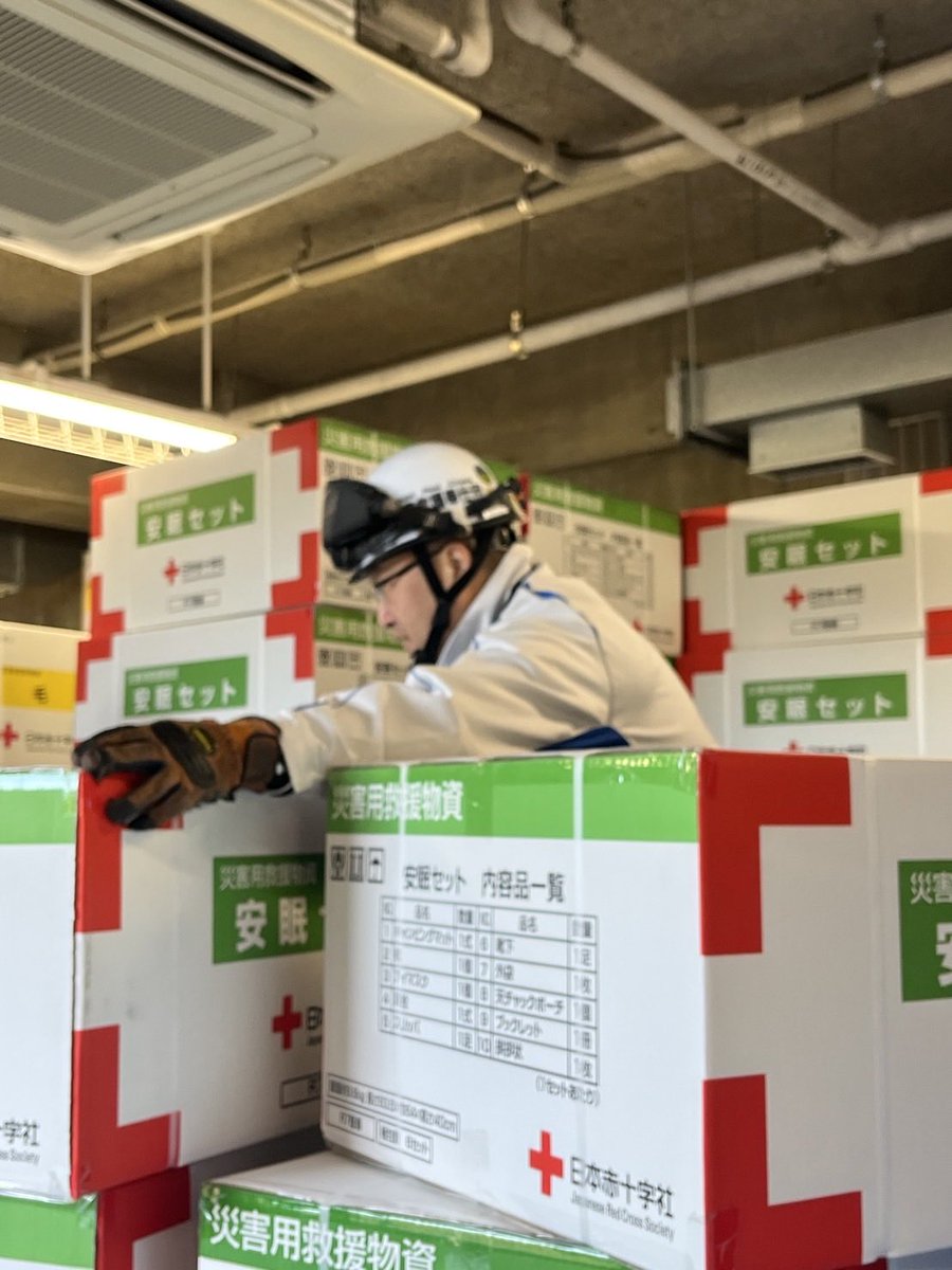 昨日、日本赤十字豊田看護大学にある資材倉庫に救援物資「安眠セット