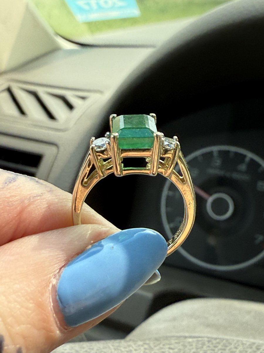 KellyASikorski's tweet photo. @ArtCarvedBridal Is this possibly made by you guys back in the 50’s or 60’s? It’s a family heirloom passed down to me.  Wanted to know some of its history if possible. Thanks for your time 💍💚 https://t.co/74htpWVH81