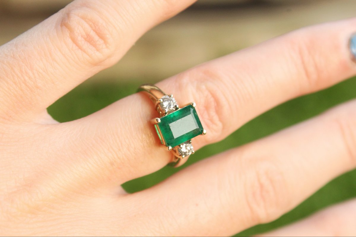 KellyASikorski's tweet photo. @ArtCarvedBridal Is this possibly made by you guys back in the 50’s or 60’s? It’s a family heirloom passed down to me.  Wanted to know some of its history if possible. Thanks for your time 💍💚 https://t.co/74htpWVH81