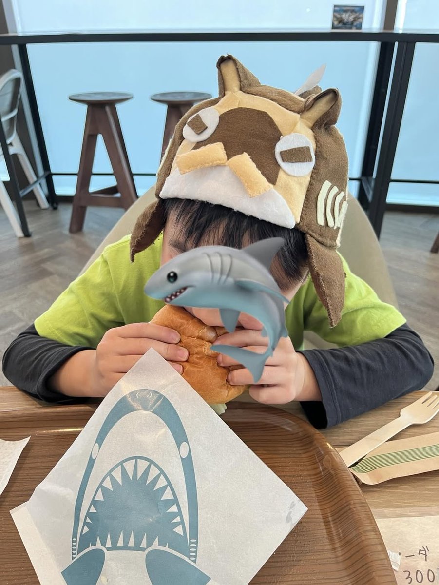 週末のサメイベントに備えて
手作りネコザメ帽子のお直し中です

裁縫が大の苦手なわたしが作ったのでこの1年でだいぶお疲れな感じに……💦
行き当たりばったりで作ったので同じものをまた1から作るのも難しく🥹💦

頑張って手直しするからこれからも息子のそばにいておくれ