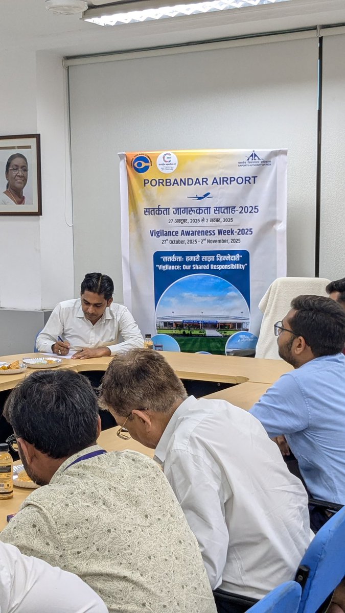 aaipbrairport's tweet photo. તકેદારી જાગૃતિ સપ્તાહ અંતર્ગત, પોરબંદર એરપોર્ટ પર 29/10/2025 ના રોજ બપોરે 4.30વાગ્યા સુધી એક સૂત્ર અને નિબંધ લેખન સ્પર્ધાનું આયોજન કરવામાં આવ્યું છે. આ સ્પર્ધામાં અધિકારીઓ/કર્મચારીઓએ ભાગ લીધો હતો અને કાર્યક્રમ સફળ રહ્યો હતો. #વિજિલન્સઅવેરનેસવીક
#stayvigilant_AAI
#vigilanceweek https://t.co/TUj31cd8Ov